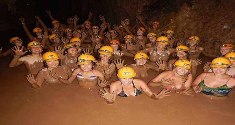 Tắm bùn hang Tối Quảng Bình