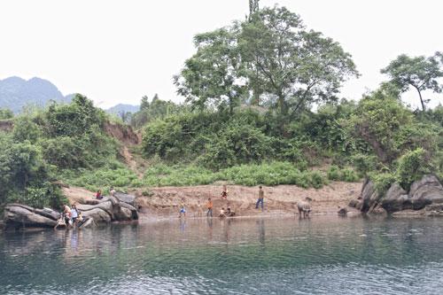 Cảnh sinh hoạt của người dân thôn Trằm – Mé trên Sông Chày Hang Tối